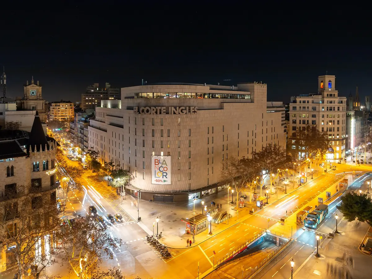 Plaça de Catalunya at night